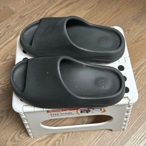 yeezy slides size 6